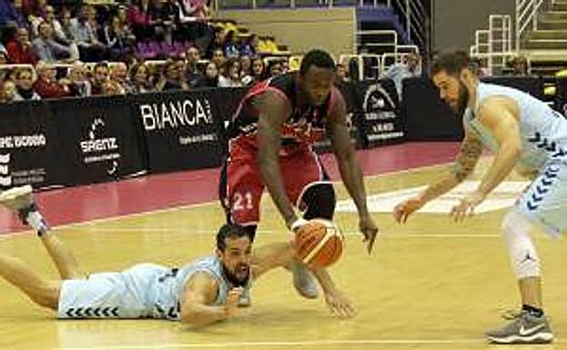 Lofber, desde el suelo, se lleva un balón ante Graham Bell y Christian Díaz. 