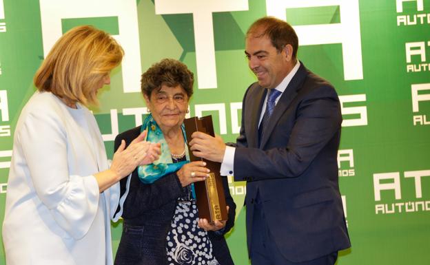 La ministra Fátima Báñez y Lorenzo Amor entregan el premio a la farmacéutica de Benavente Araceli de la Fuente. 