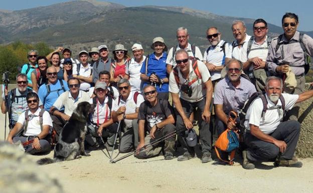 Los senderistas, durante un alto en la ruta. 