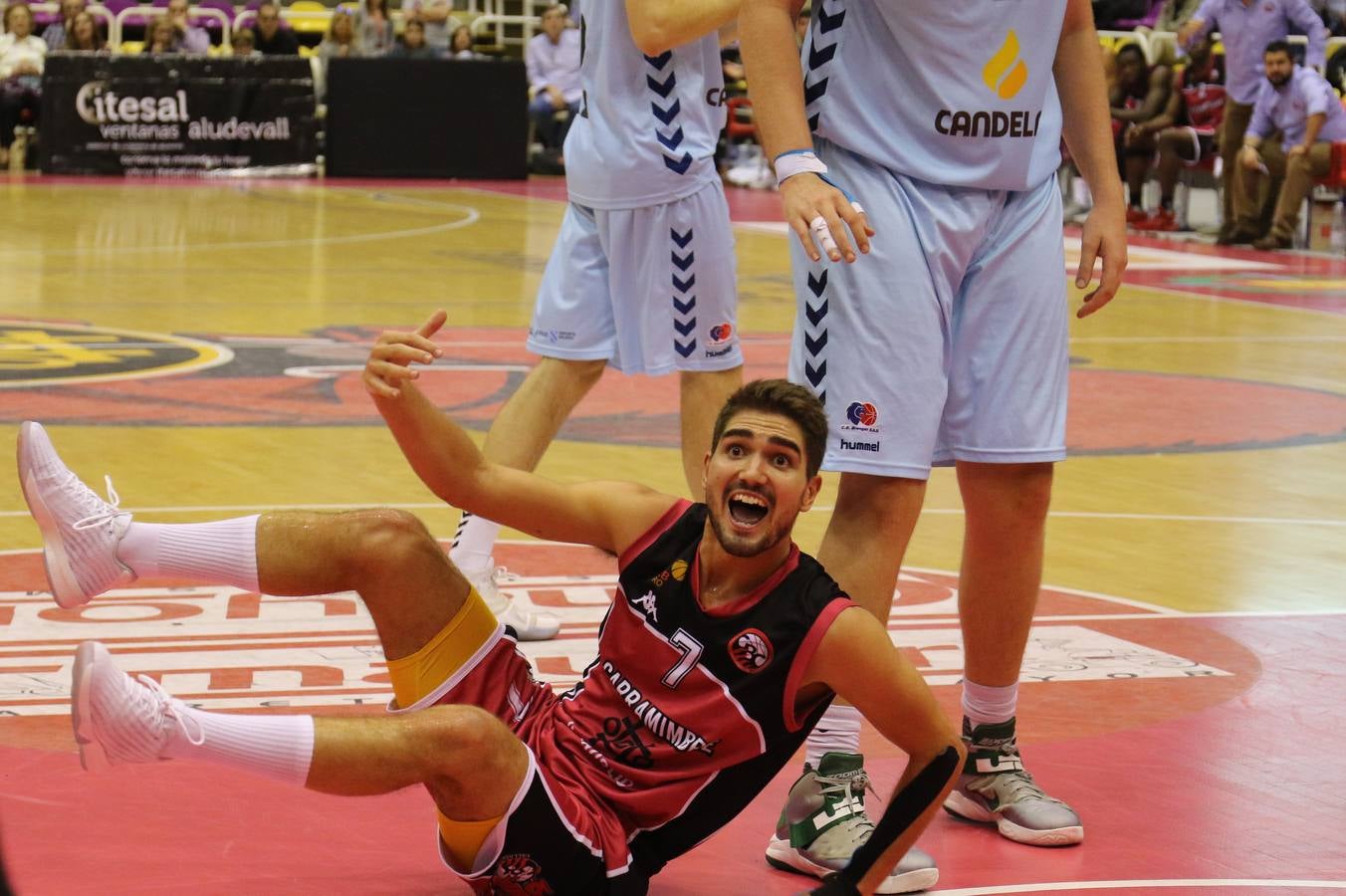 Las decisiones arbitrales en los últimos minutos impiden el triunfo de las Ardillas