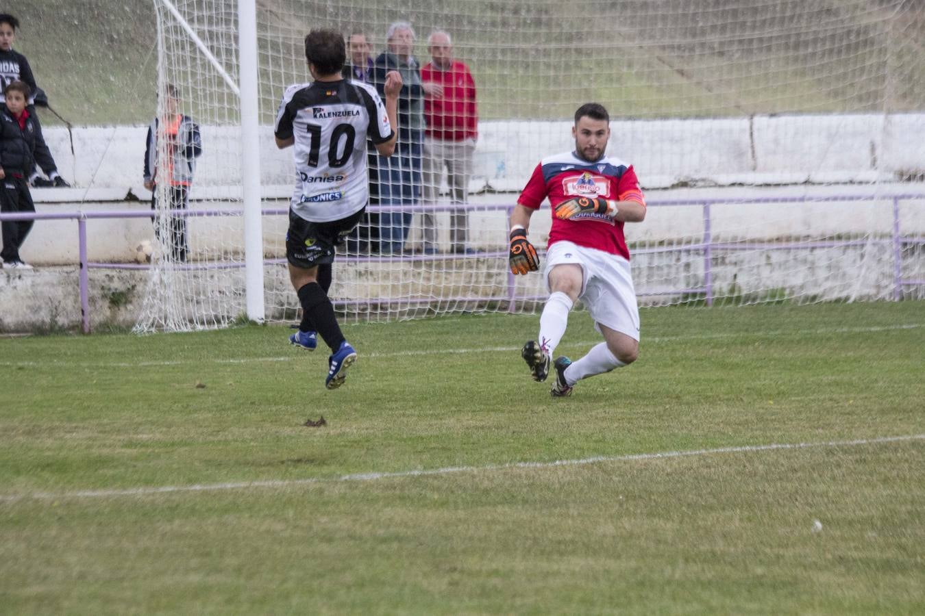 Los palentinos ven frenada su buena racha en un partido en el que Viti tuvo que recibir seis puntos de sutura en la cabeza