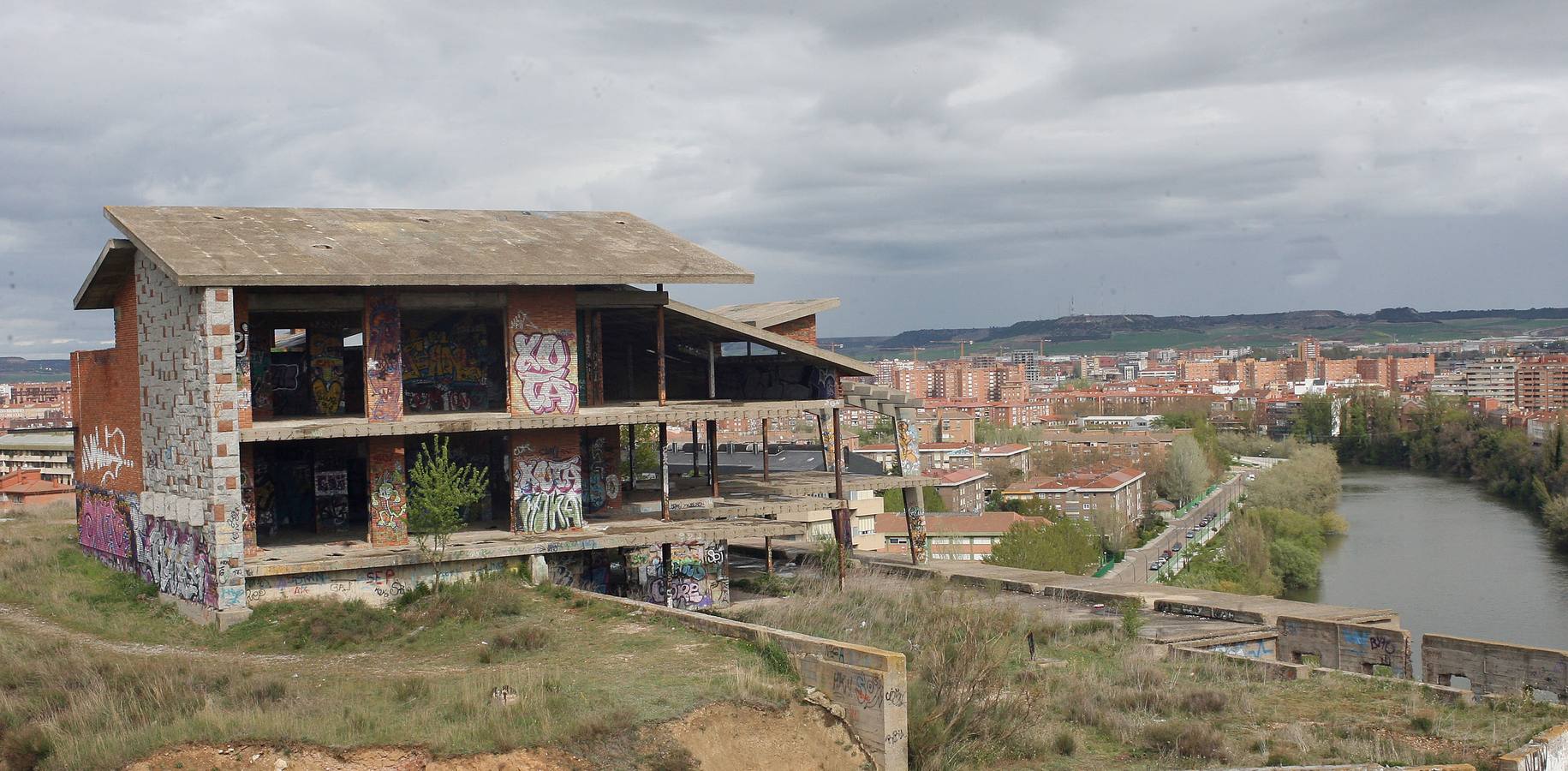 Dominó la ladera sur del barrio durante más de treinta años hasta que las máquinas redujeron a escombros su peligroso armazón el 12 de diciembre de 2016