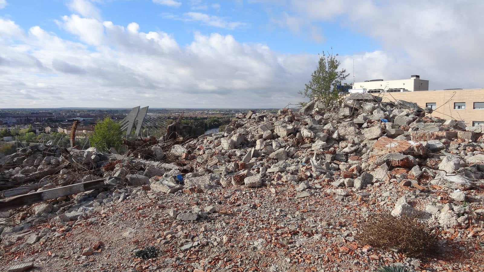 Dominó la ladera sur del barrio durante más de treinta años hasta que las máquinas redujeron a escombros su peligroso armazón el 12 de diciembre de 2016