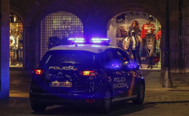 Un coche de la Policía Nacional patrulla por el centro de la ciudad. 