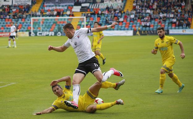 Un rival del Bupolsa arrebata el balón a Saúl Villalobos. 