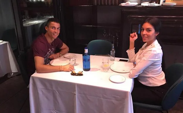 Georgina Rodríguez con Cristiano Ronaldo en un restaurante. 