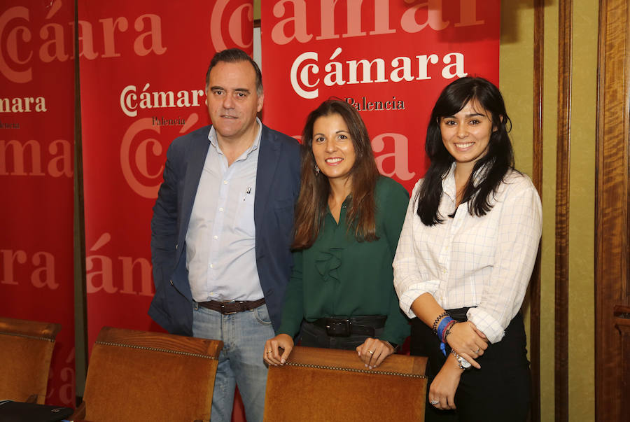 Soraya Mayo, en el centro, durante la rueda de prensa. 