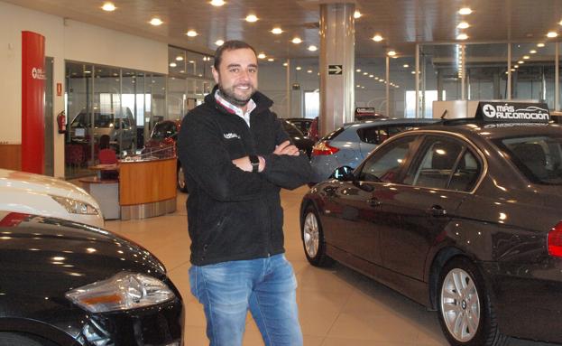 Raúl Bodas, en su establecimiento de compra-venta de coches.
