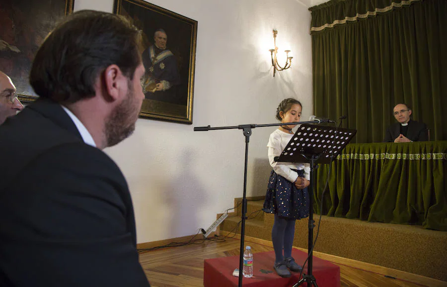 Asistentes a la entrega de la Cruz de la Santa Sede a José Jiménez Lozano