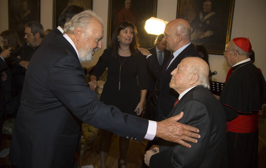 Asistentes a la entrega de la Cruz de la Santa Sede a José Jiménez Lozano