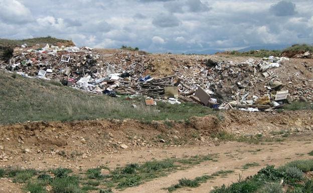 Acumulación de basura de construcción en Aragoneses. 