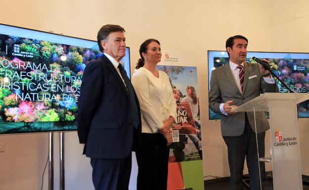 Juan Carlos Suárez-Quiñones (d) y María Josefa García Cirac , junto a Francisco Vázquez.