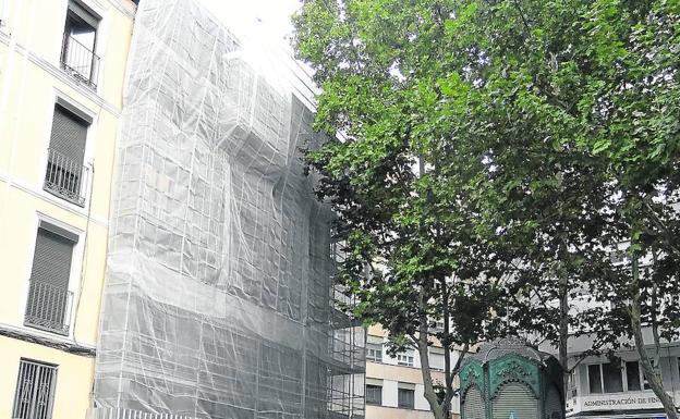 Los andamios cubren el centenario inmueble del número 3 de la plaza de Caño Argales, con vuelta a la calle Panaderos.