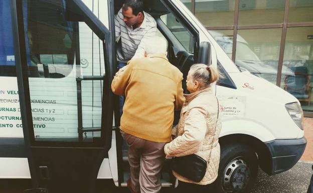 Transporte de una persona dependiente a un centro de día. 