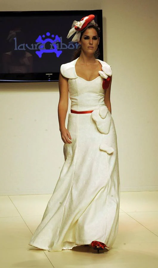 Natalia Zabala luce un traje de la diseñadora Laura Ribón de la Colección Otoño-Invierno 2009-2010 en la X Pasarela de la Moda de Castilla y León de Burgos.