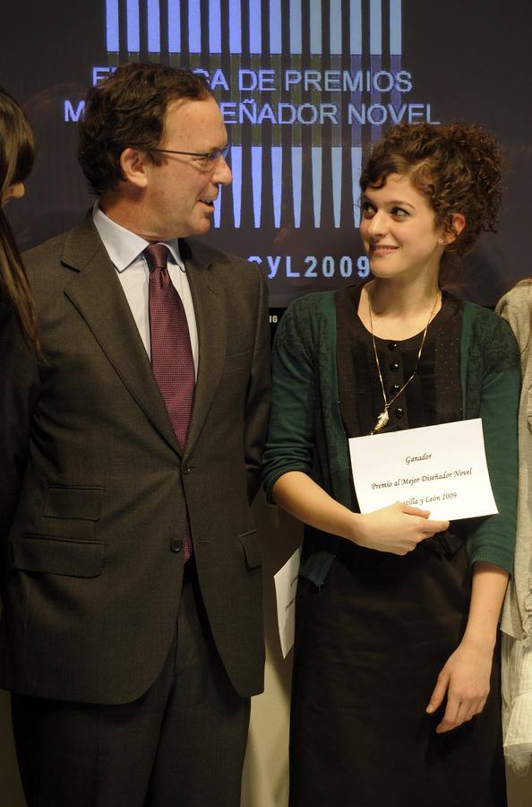 2009.El director general de Comercio de la Junta Carlos Teresa, junto a Beatriz Lozano, ganadora del concurso de diseñadores noveles de la X edición de la Pasarela de Moda.