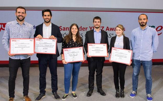 Beatriz Ramis, tercera por la izquierda, con el diploma que le acredita como ganadora del premio. 