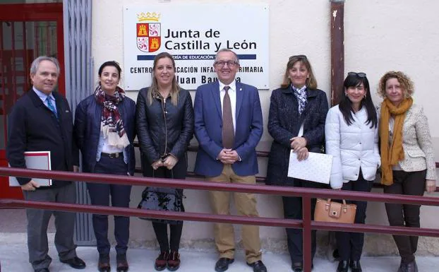 Los responsables de la Junta y del Ayuntamiento de Carbonero, en una d elas nuevas rampas del colegio.