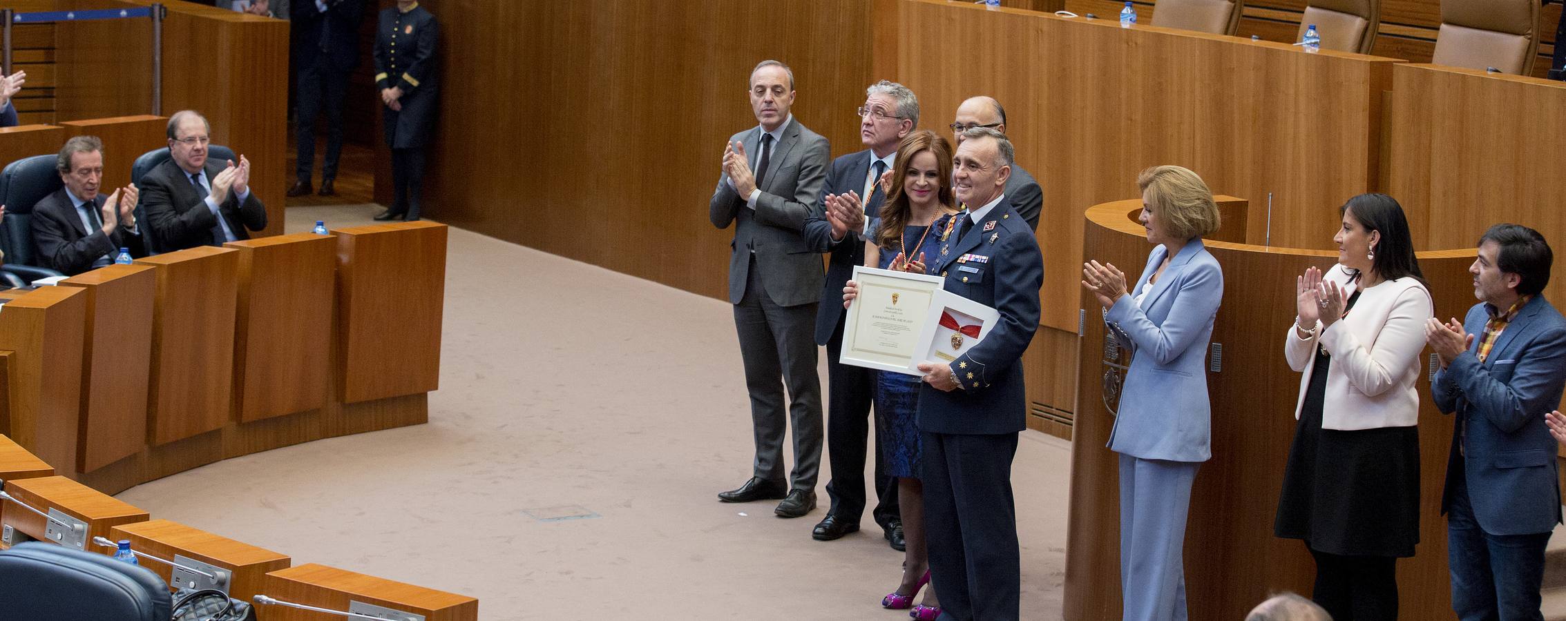 La ministra de Defensa, Dolores de Cospedal, ha aprovechado el acto para defender a ultranza la aplicación de la ley, la Constitución y el Estado de Derecho