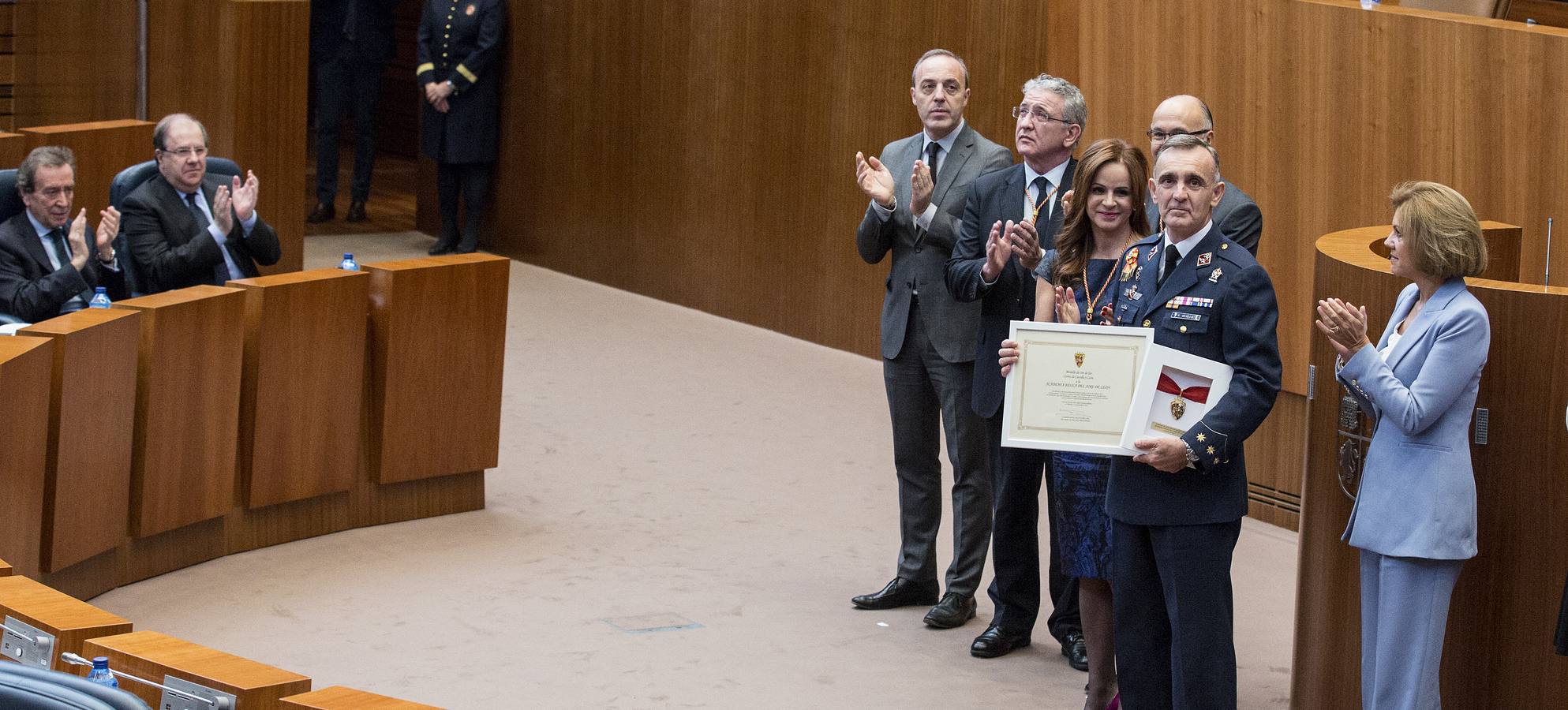 La ministra de Defensa, Dolores de Cospedal, ha aprovechado el acto para defender a ultranza la aplicación de la ley, la Constitución y el Estado de Derecho