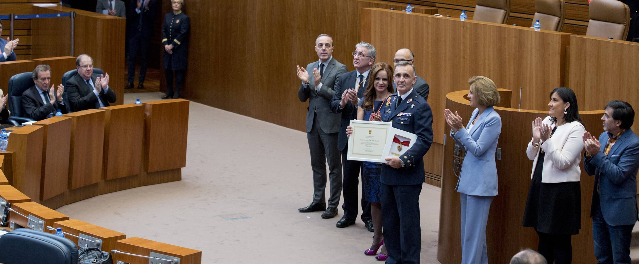 La ministra de Defensa, Dolores de Cospedal, ha aprovechado el acto para defender a ultranza la aplicación de la ley, la Constitución y el Estado de Derecho