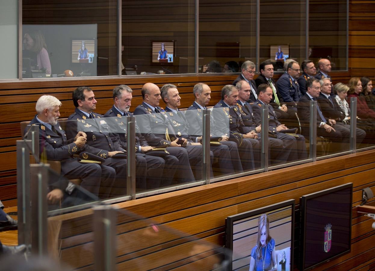 La ministra de Defensa, Dolores de Cospedal, ha aprovechado el acto para defender a ultranza la aplicación de la ley, la Constitución y el Estado de Derecho