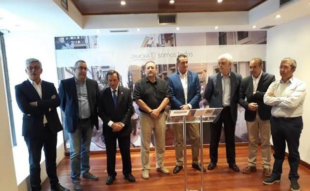 Los impulsores del proyecto Zamora 10, arropan a Francisco Prieto Toranzo (c) en la nueva oficina