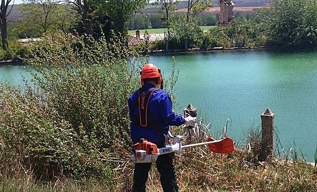 Un alumno, en el talle forestal de Tablares.