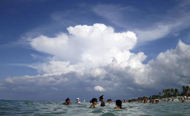 Bañistas en una playa de La Habana. 