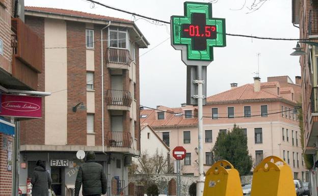 Un termómetro de Cuéllar registra temperaturas bajo cero el pasado mes de enero.