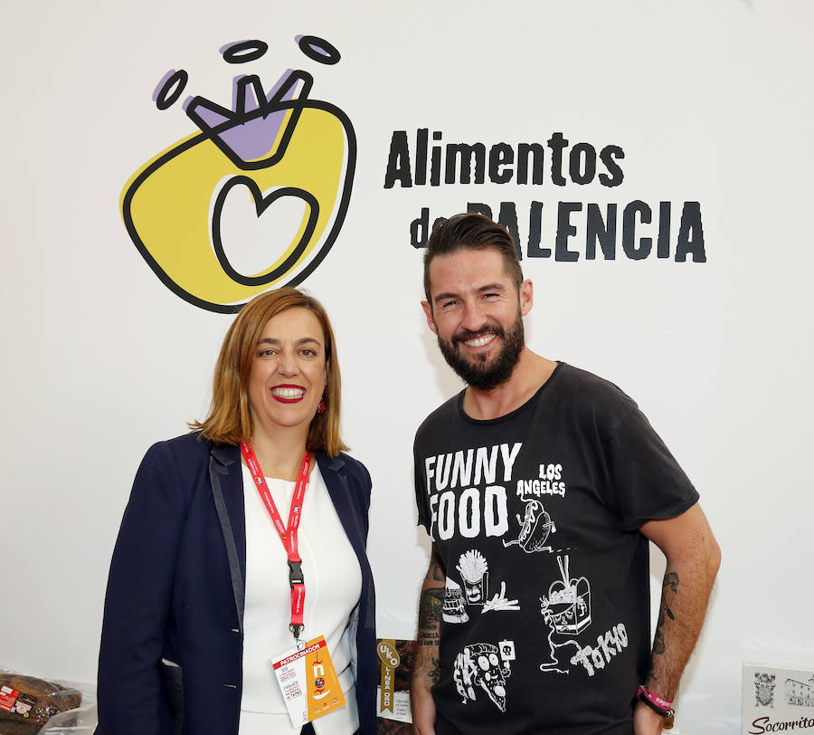 El 'Top chef' Javier García Peña con la presidenta de la Diputación, Ángeles Armisén, en el Concurso Nacional de Pinchos.