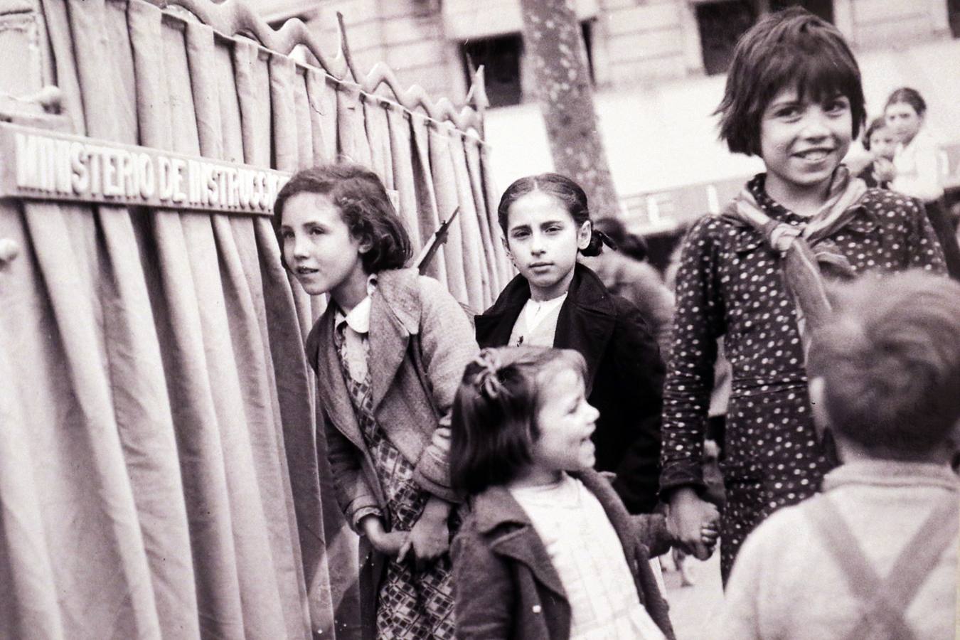 La muestra reúne 98 imágenes que la fotógrafa húngara tomó durante su estancia en España entre 1937 y 1939