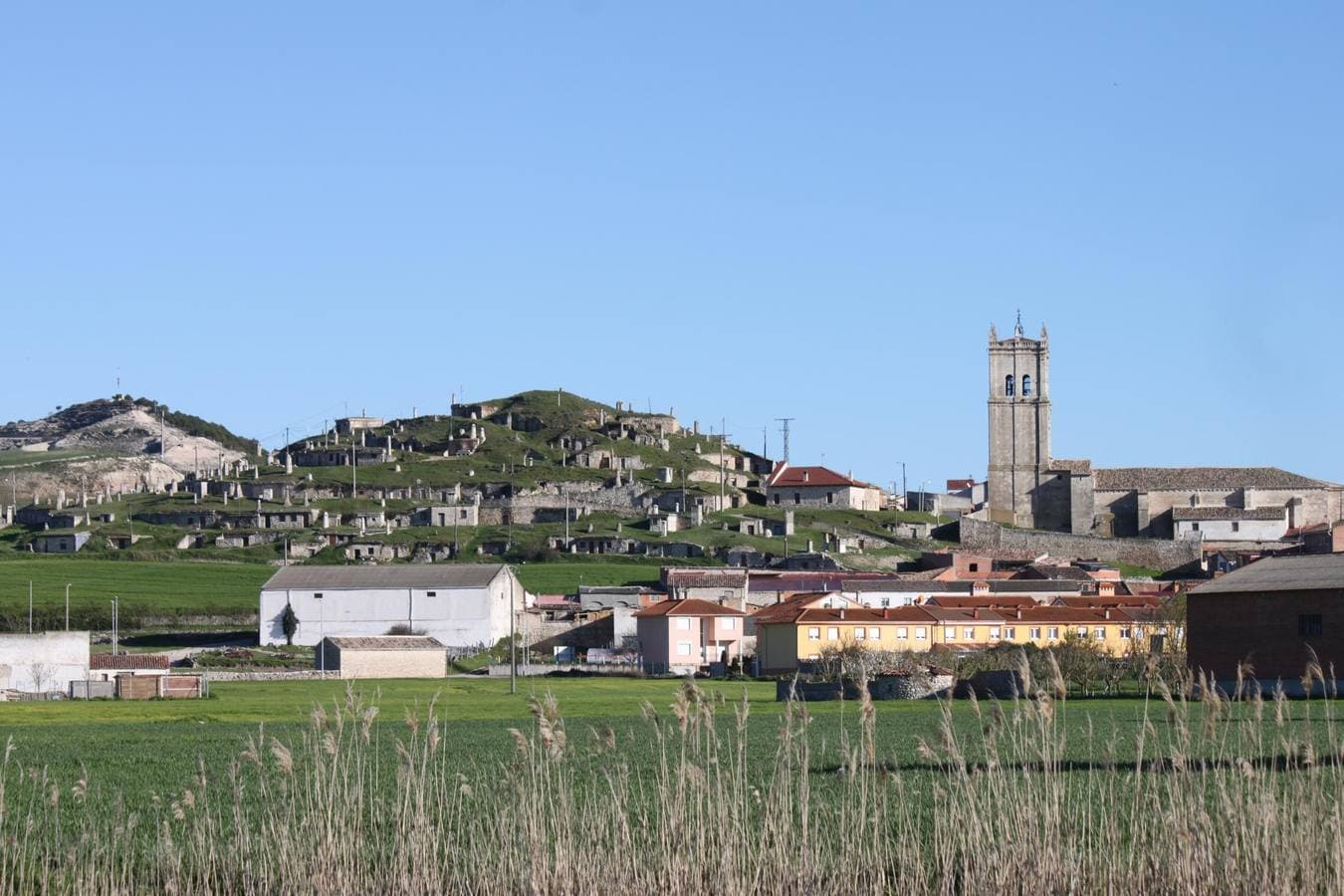 En plena preparación de los caldos, algunos vecinos han abierto las puertas de sus bodegas para que los visitantes puedan conocer esta arquitectura hipogea, tan característica en el Cerrato