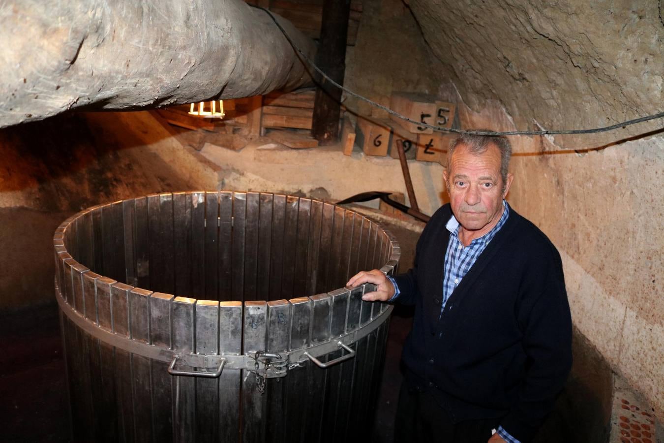 En plena preparación de los caldos, algunos vecinos han abierto las puertas de sus bodegas para que los visitantes puedan conocer esta arquitectura hipogea, tan característica en el Cerrato