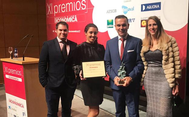 Sujetan el premio Laura Maillo (Directora de Compras) y César Redondo (Director General) junto a sus parejas. 