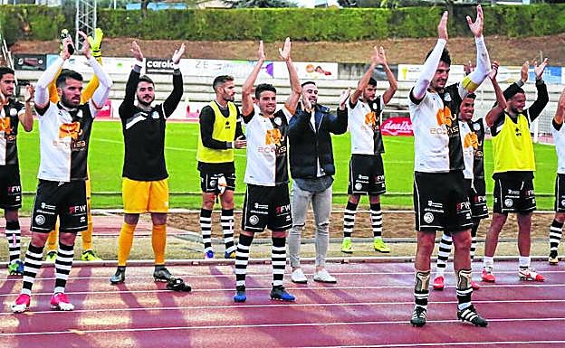 Los jugadores de Unionistas aplauden a su afición tras ganar al Becerril el pasado sábado.