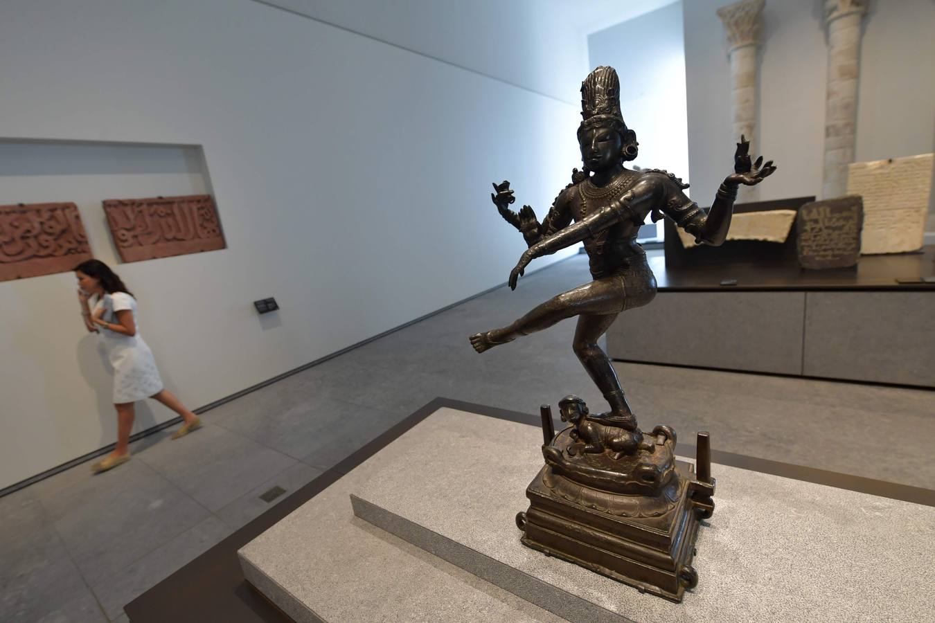 Una década después del lanzamiento del proyecto, el primer museo global en el mundo árabe, fue inaugurado ayer | En sus 6.400 metros cuadrados se exponen obras de trece galerías francesas y la colección de los Emiratos