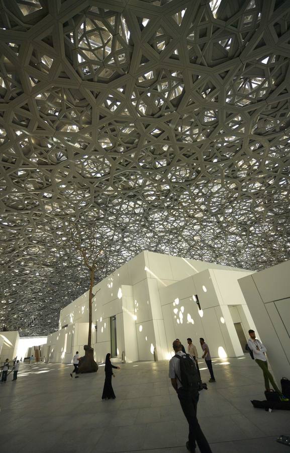 Una década después del lanzamiento del proyecto, el primer museo global en el mundo árabe, fue inaugurado ayer | En sus 6.400 metros cuadrados se exponen obras de trece galerías francesas y la colección de los Emiratos