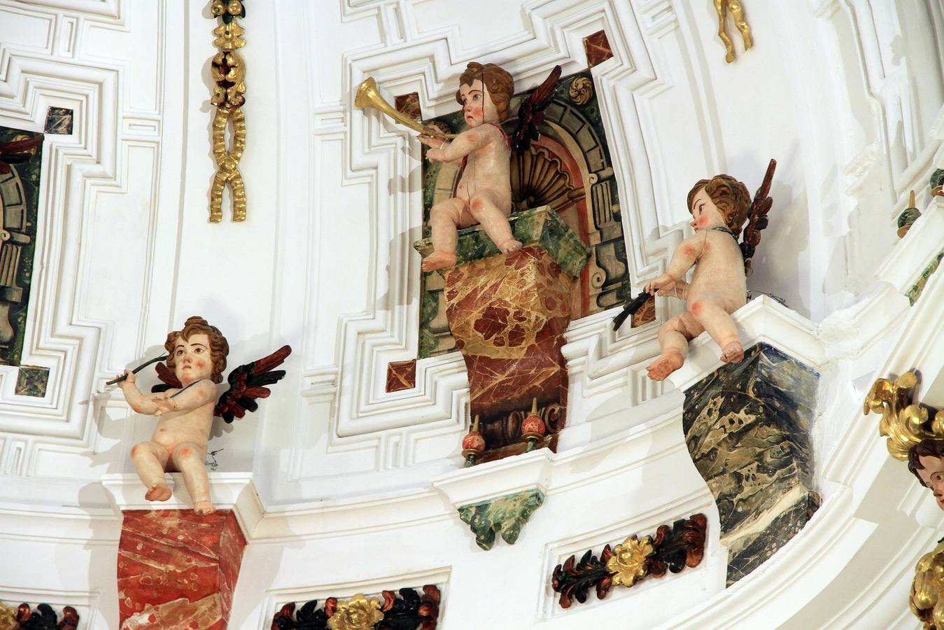 Con una inversión aproximada de 70.000 euros, las intervenciones han consistido en la reparación de los problemas de humedades y de grietas de un espacio en el que también figuran diferentes lienzos sobre la vida de la Virgen María, que también han sido rehabilitados 