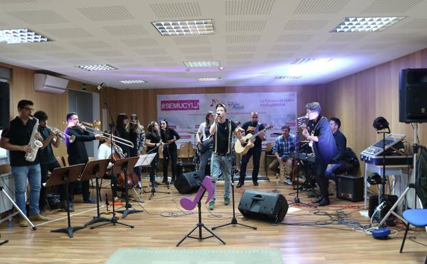 Pablo Mora, vocalista y compositor de Lagarto Amarillo en la Escuela de Música de Valladolid.