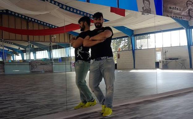 Jonathan Niño, en su escuela de baile.