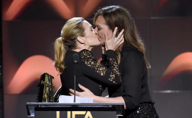 El momento del beso entre Kate Winslet y Allison Janney. 