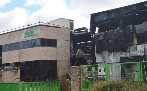 El humo que aún sale de la fábrica Ornua obliga a las empresas colindantes a cerrar puertas y ventanas