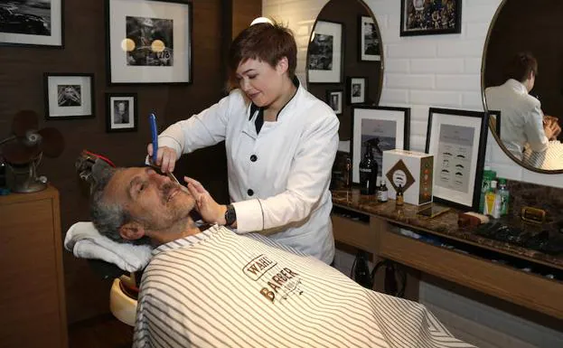 Tente Lagunilla se deja bigote en la barbería Très, que colabora con 'Movember'. 