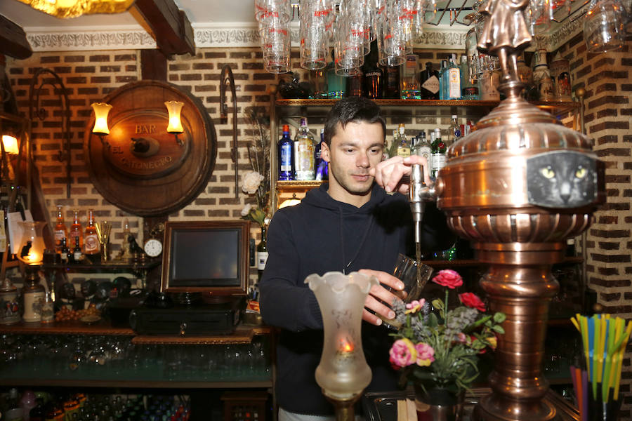 Dino Sahuric Kuduzovic sirve una caña en el Bar Gato Negro de Palencia , en el que trabaja. 