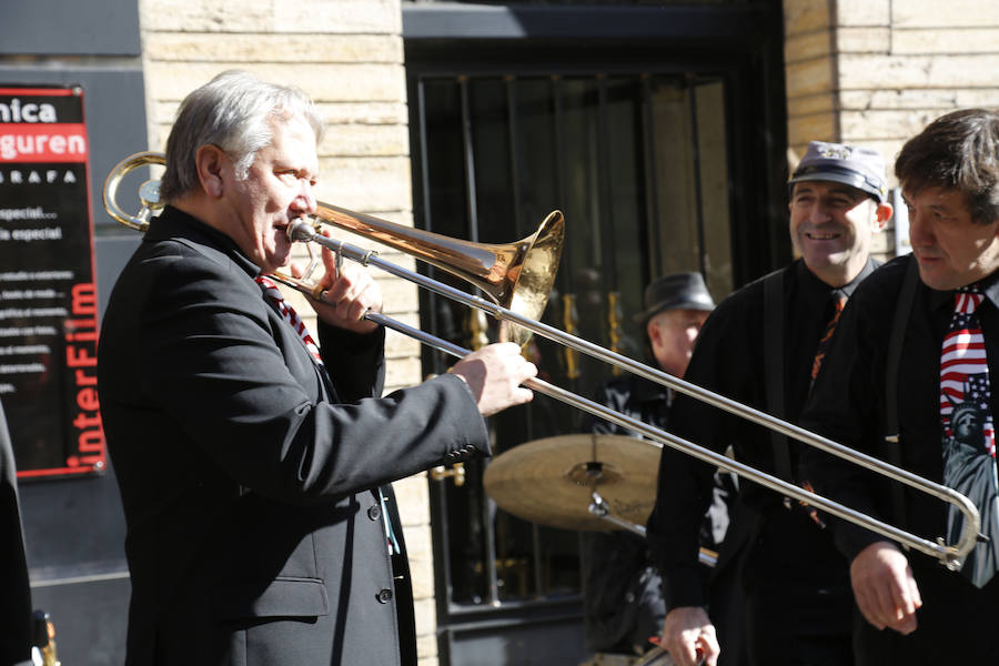 Pasacalle de la Pixie Dixie Band por las calle del centro de la ciudad