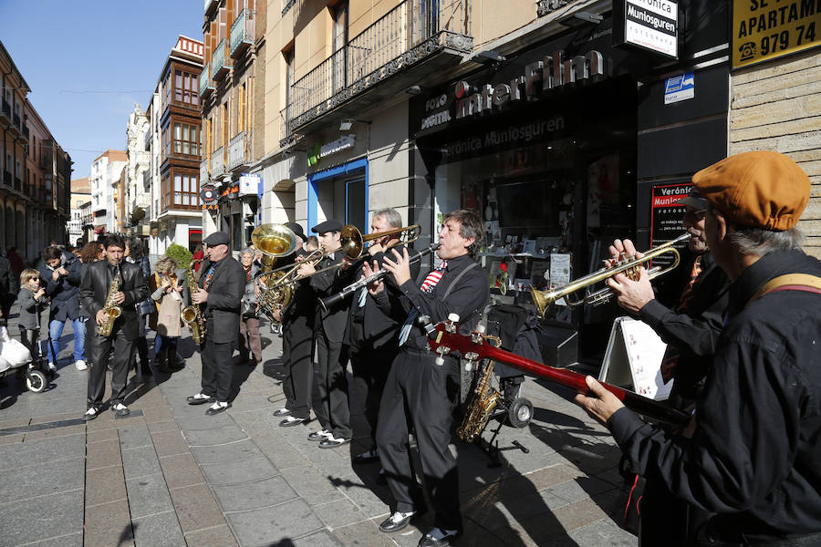 Pasacalle de la Pixie Dixie Band por las calle del centro de la ciudad