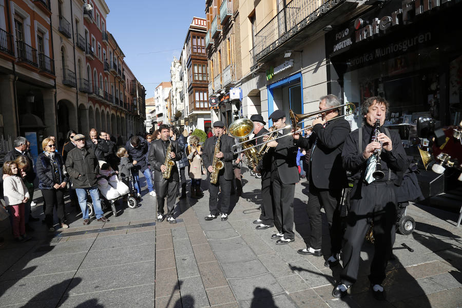 Pasacalle de la Pixie Dixie Band por las calle del centro de la ciudad