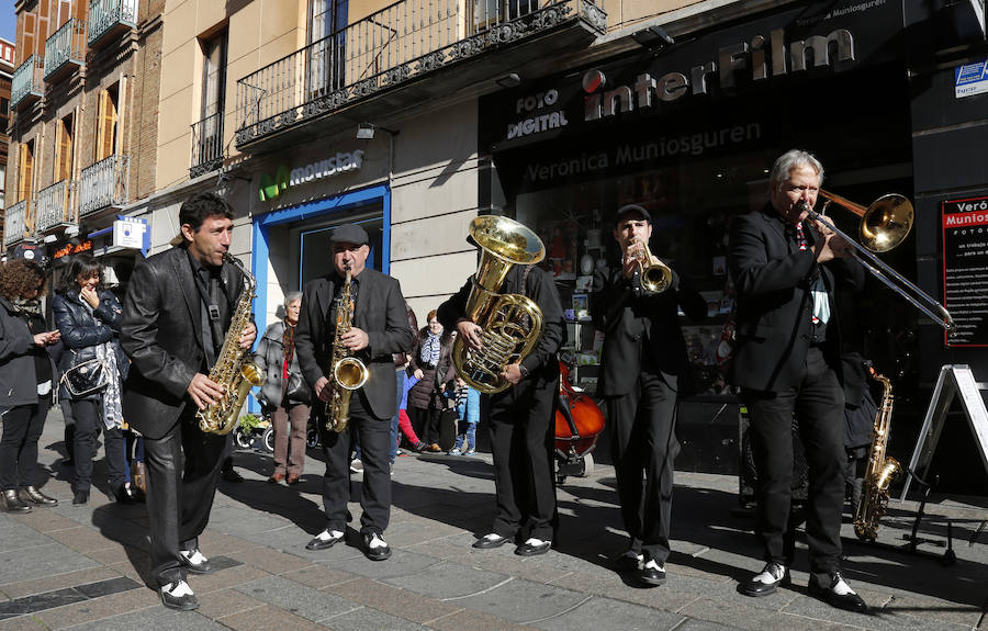 Pasacalle de la Pixie Dixie Band por las calle del centro de la ciudad