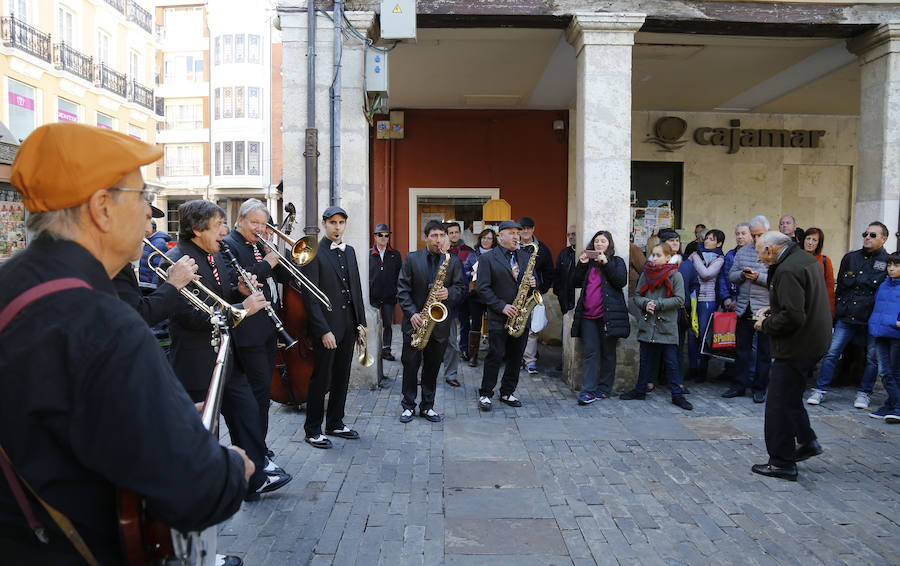 Pasacalle de la Pixie Dixie Band por las calle del centro de la ciudad